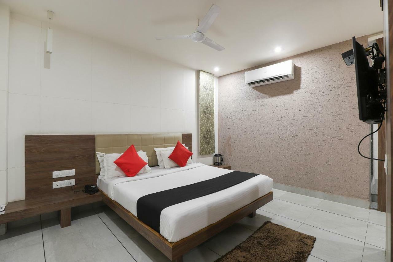 Apple Residency Hotell Pātan Exteriör bild