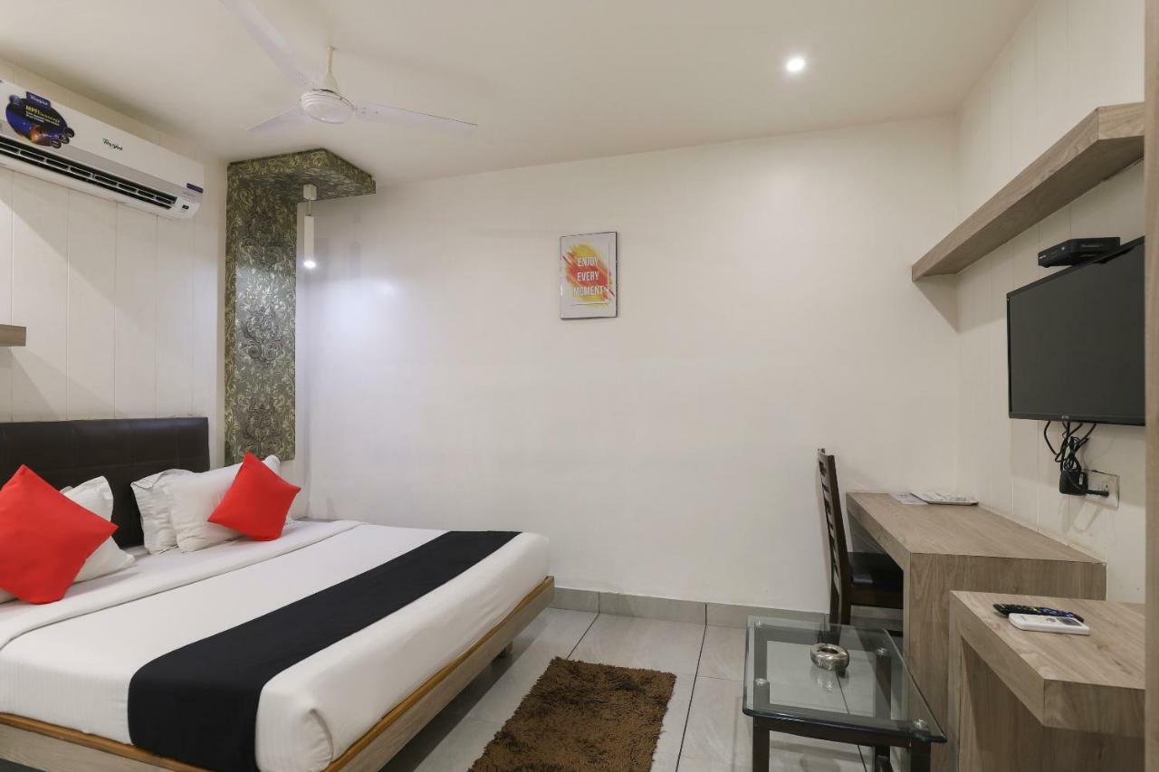 Apple Residency Hotell Pātan Exteriör bild